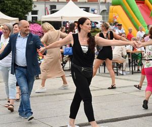 Ruda Śląska tańczy jak dawniej. Międzypokoleniowa potańcówka na rynku porwała tłumy