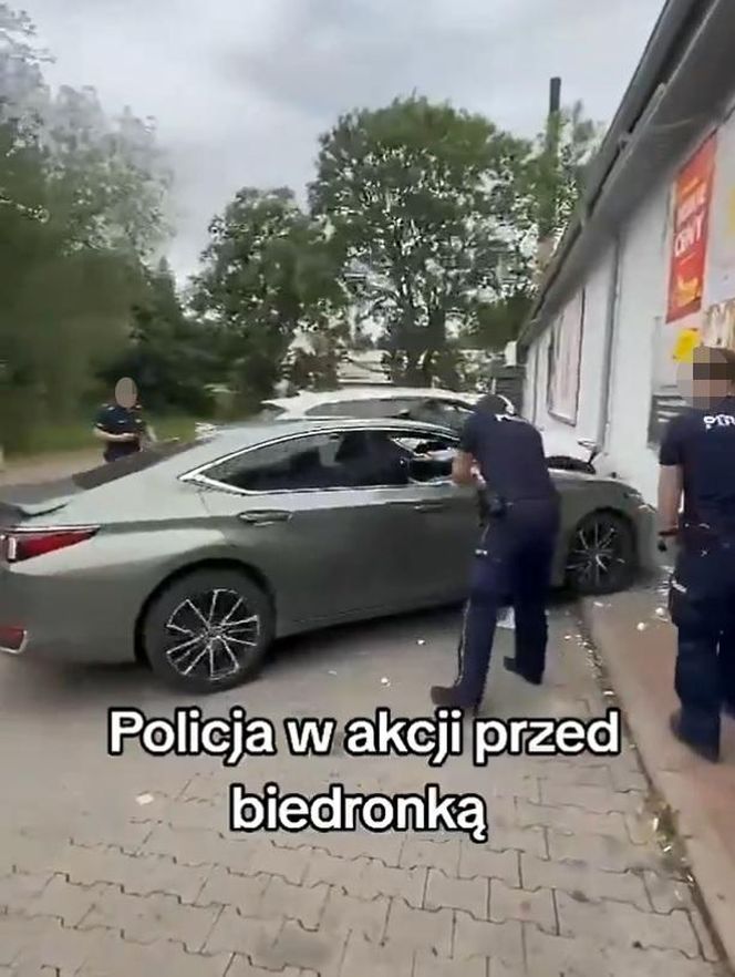 Strzelanina pod "Biedronką" w Bolkowie. Wyciekło szokujące nagranie z interwencji. Policjant ranny