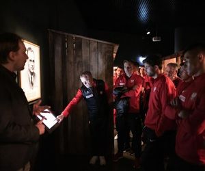 Wizyta piłkarzy w Muzeum II Wojny Światowej