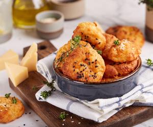 Przekąski dla kibiców. Sprawdzony przepis na serowe ciasteczka do piwa