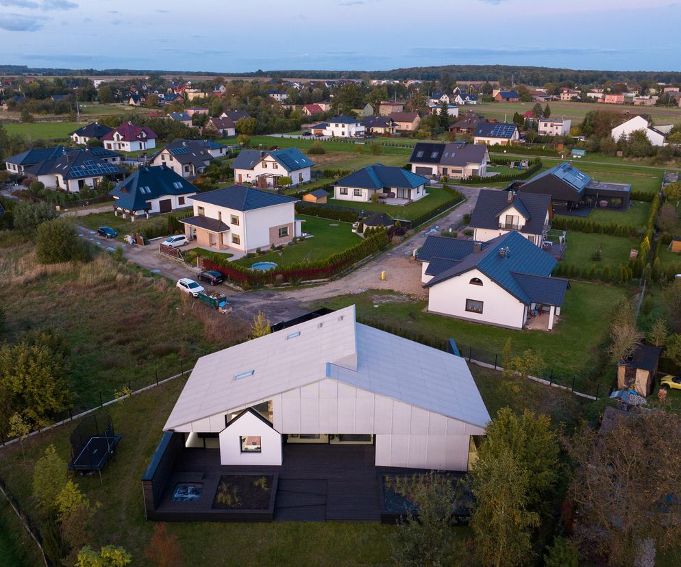 Dom w sieci w Wyry, zaprojektowany przez Zakład Architektury, wyróżnia się srebrzystym dachem z siatek cięto-ciągnionych, harmonijnie wtapiając się w zielone otoczenie. Architektura Murator Plus prezentuje ten przykład nowoczesnego designu.