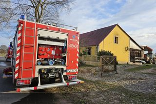 Chwalimie. Tragiczny pożar domu jednorodzinnego. Nie żyje 36-latek, jego mamę zabrała karetka [ZDJĘCIA].