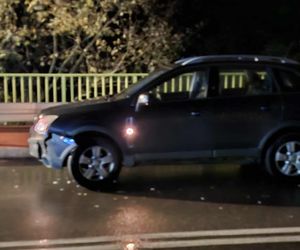 Szalony rajd pijanego kierowcy w Brodach. Uszkodził trzy auta, skończył na drzewie