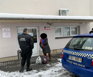Czechowice-Dziedzice: Bezdomna kobieta w butach bez podeszwy spała w miejskim autobusie. Pomogli jej strażnicy miejscy