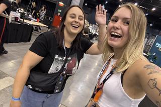 Magda i Zuza z Eski Trójmiasto zrobiły sobie tatuaż na Tattoo Konwencie w Gdańsku