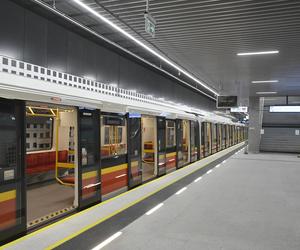 Z tej stacji metra w Warszawie prawie nikt nie korzysta! Wydano na nią setki milionów złotych