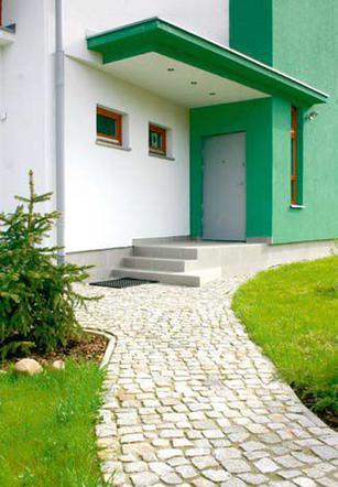 Płaski daszek nad wejściem do domu
