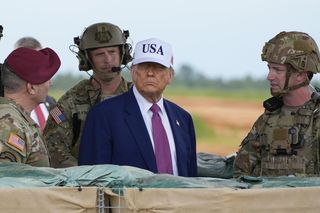 Bliski Wschód na krawędzi przez Iran. Trump ostrzega: To może być niebezpieczne miejsce i ewakuuje personel