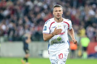 Ma swoje murale w Gliwicach i Zabrzu, teraz uhonorowano go także w Kolonii. Lukas Podolski wciąż porywa dziesiątki tysięcy fanów!
