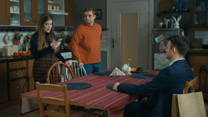 Barwy szczęścia, odcinek 3180. Agata (Natalia Zambrzycka), Hubert (Marek Molak), Ignacy (Olaf Staszkiewicz) 