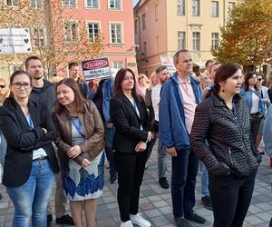 Pikieta urzędników poznańskich na Placu Kolegiackim