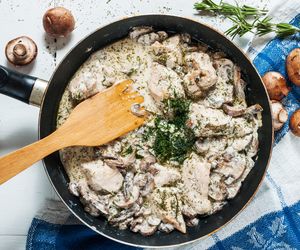 Bitki z piersi kurczaka w sosie pieczarkowym: przepis na szybki obiad