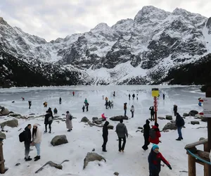 Morskie Oko niczym miejska ślizgawka. Nieodpowiedzialność turystów zwala z nóg