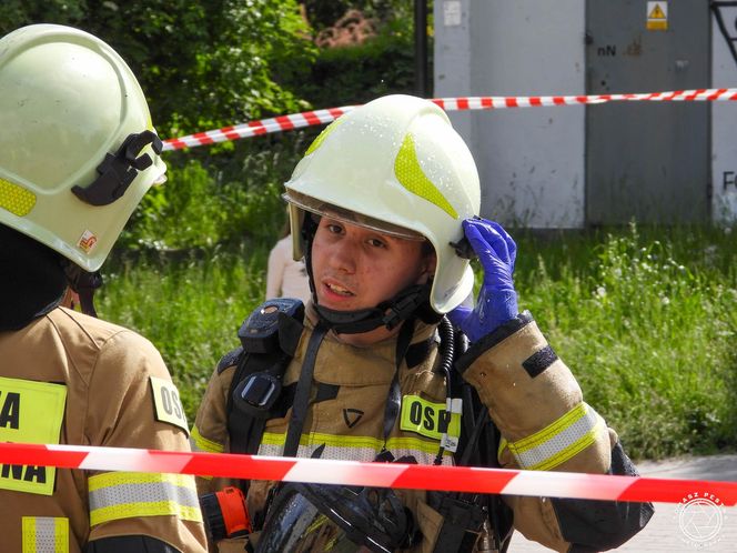 Pożar i wybuchy w mieszkaniu bloku w Tychach
