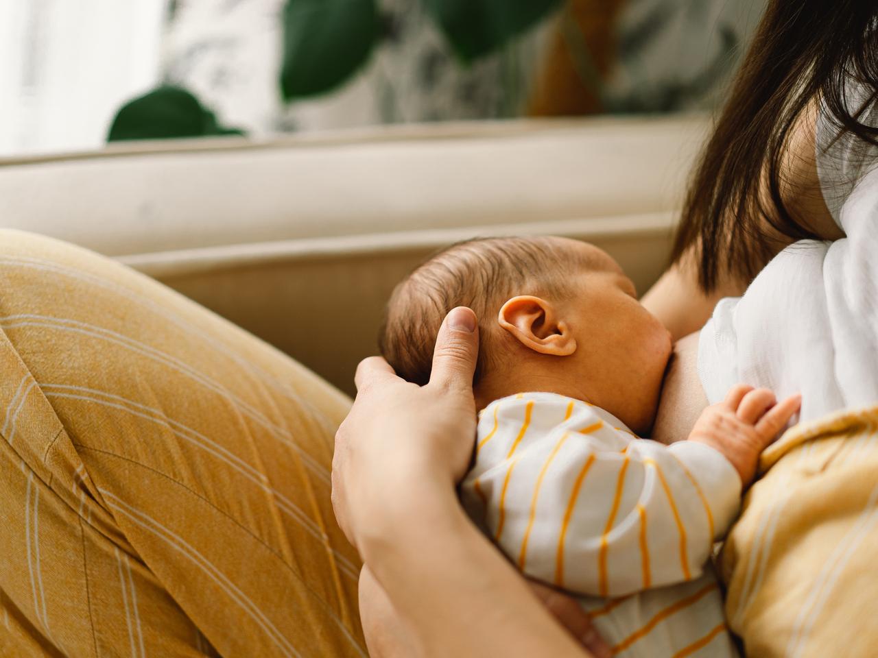 Mleko kobiece ma różne kolory. Niebieskie, różowe, a nawet czarne: które powinno niepokoić?