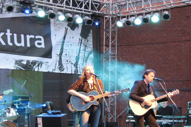 Anita Lipnicka i John Porter podczas koncertu w Łodzi.