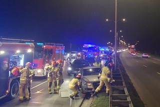 Gigantyczne utrudnienia na Wisłostradzie. Kilka osobówek kompletnie roztrzaskanych na barierkach