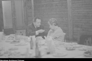 „Krystyna Loska witała Nowy Rok szampanem”. Sylwester w czasach PRL-u. Jak kiedyś świętowano noc sylwestrową?