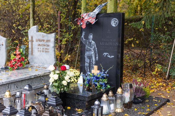Tak wygląda grób Macieja Krakowiana przez 1 listopada