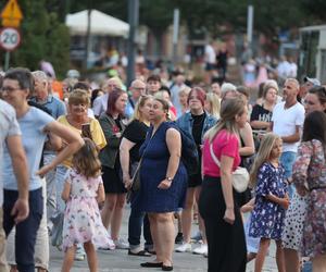 Potańcówki przed Teatrem Śląskim w Katowicach. Roztańczony Wyspiański porwał tłumy