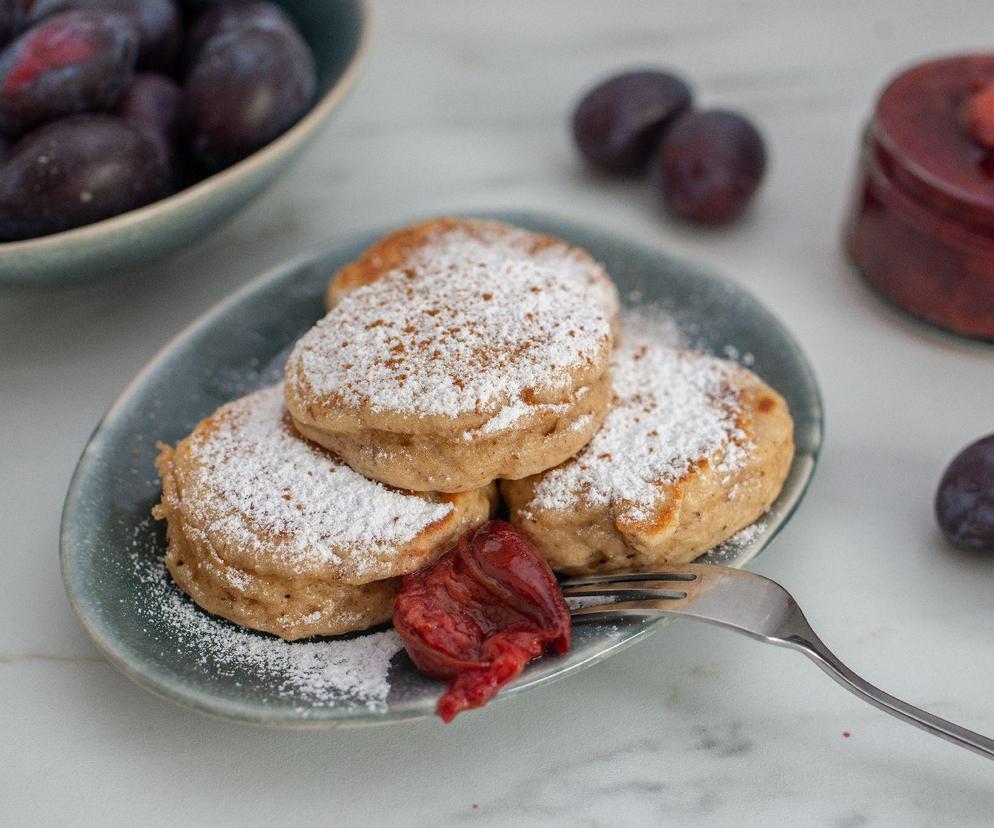 Placki ze śliwkami: przepis na ciepłe śniadanie lub deser