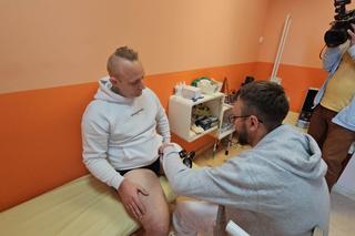 Lekarze, którzy stworzyli najnowocześniejsza proteze dla motocyklisty z urwana nogą