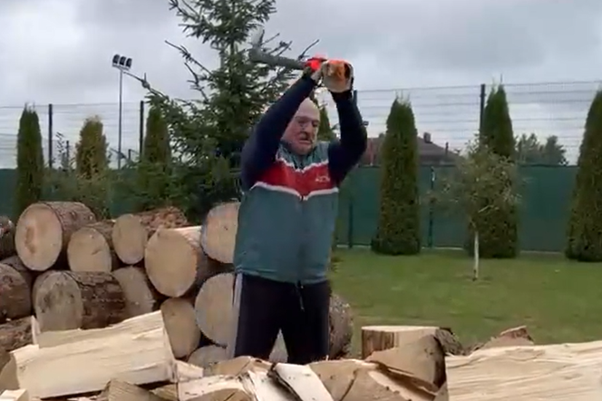 Aleksander Łukaszenka rąbie pocięte bale drewna za pomocą norweskiej siekiery Fiskars