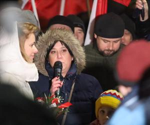 Żona Macieja Wąsika czeka na męża pod więzieniem