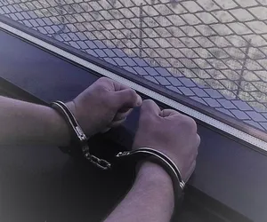 Poszukiwany ukrył się przed policją… pod kołdrą. Drugi groził mundurowym kwasem