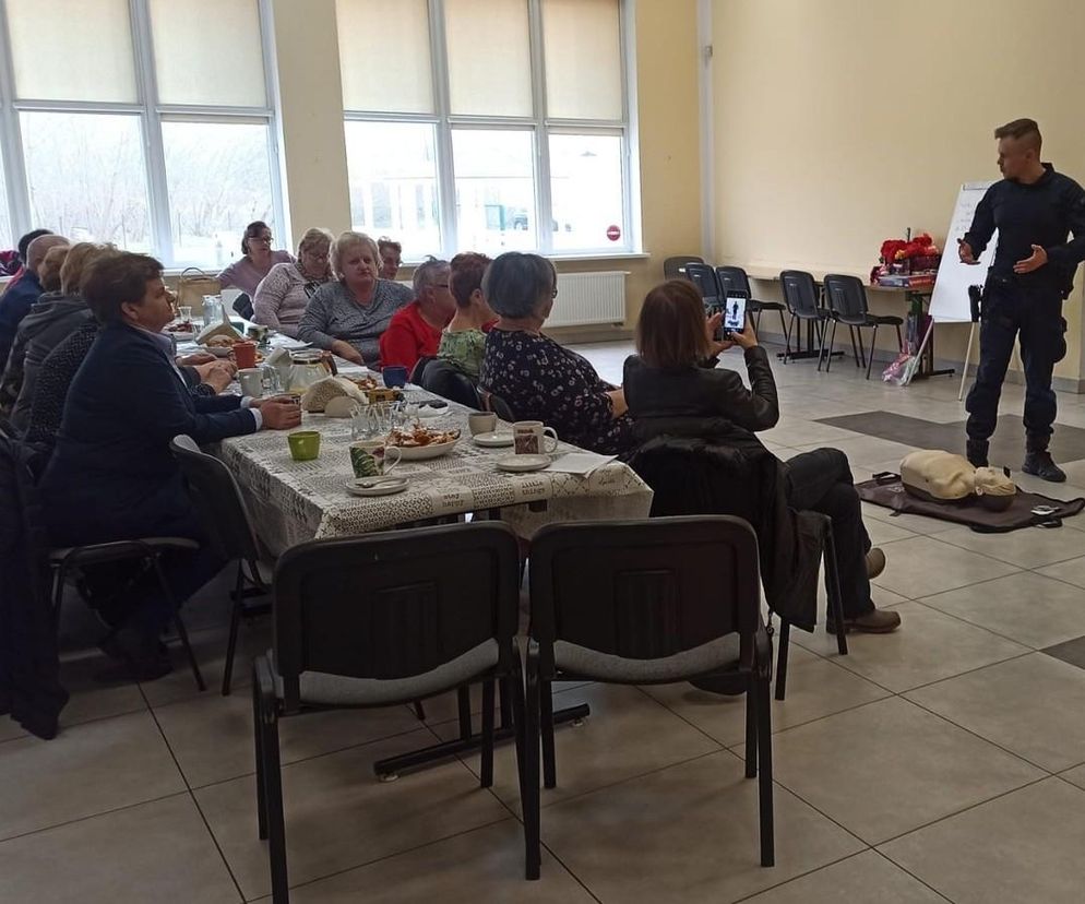 Spotkanie policjantów z seniorami w klubie w Mścicach