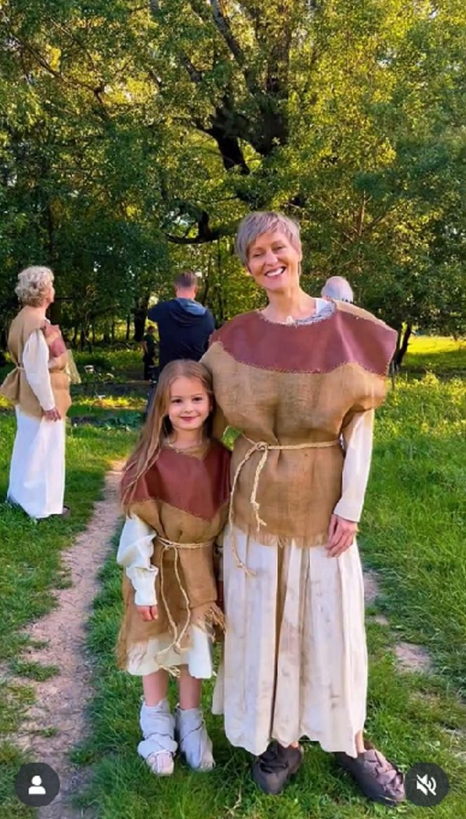 Na sygnale na planie. Anna (Lea Oleksiak)