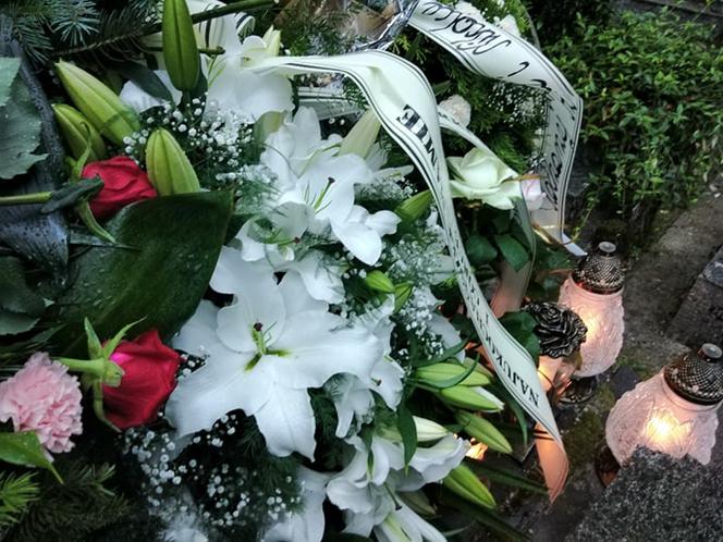 Tragedia w Salisbury. Zamordowane kobiety pochowane w Tarnowie. Grobu nie widać spod kwiatów