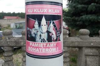 Homofobiczne naklejki i plakaty oraz nazistowskie znaki w Dąbczu