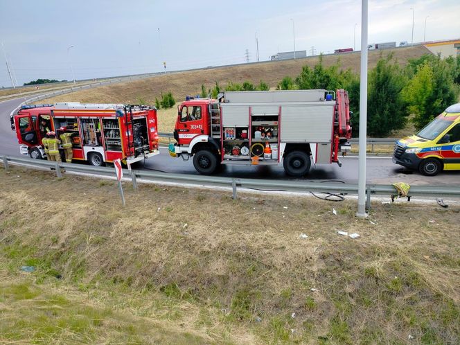 Wypadek w Elizówce. Kierowca był zakleszczony w pojeździe