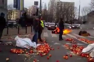 Protesty rolników w Warszawie. Palenie opon i świńskie łby na placu Zawiszy