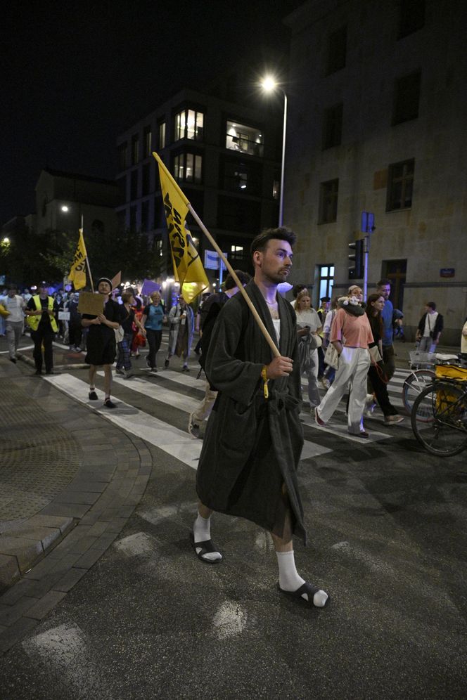 Przeszli przez Warszawę w piżamach i kapciach. Krzyczeli "Chcemy spać!"