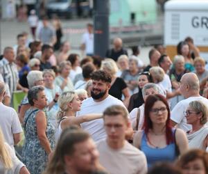 Potańcówka pod Teatrem Śląskim w Katowicach. Tłumy wręcz oszalały ZDJĘCIA