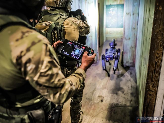 Robopies odwiedził i ćwiczył z warszawskimi policjantami