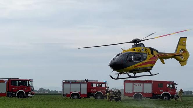 Wypadek na przejeździe kolejowym w Roszkowie. Dostawczak wjechał pod pociąg 