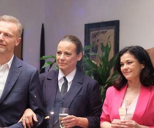 M jak miłość odc. 1872. Kinga (Katarzyna Cichopek), Magda (Anna Mucha), Andrzej Budzyński (Krystian Wieczorek), Dariusz Hoffman (Mateusz Rusin), Piotrek (Marcin Mroczek)