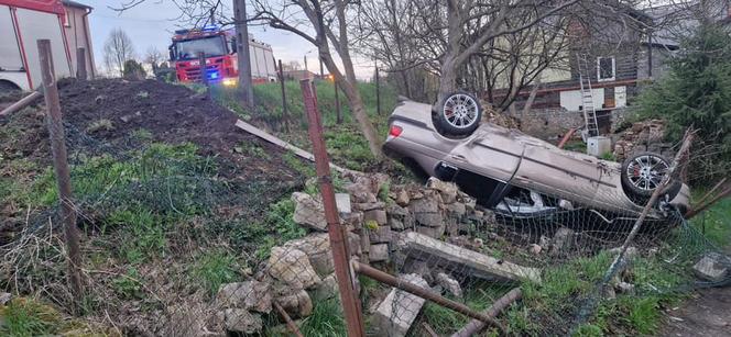 Dąbrowa Górnicza: Samochód wypadł z drogi i dachował na prywatnej posesji. Cud, że nikt nie zginął