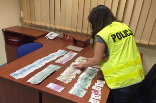Gdańsk: Zamaskowany mężczyzna korzystał z bankomatu. Policja zabezpieczyła 20 kart płatniczych!