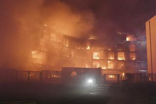 Nocny pożar w bloku! Spłonęły prawie wszystkie mieszkania, setka osób bez dachu nad głową