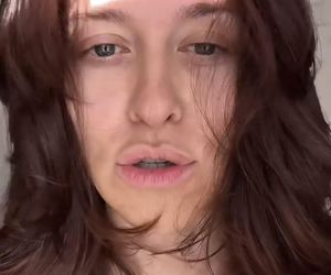 Malwina Wędzikowska w ręczniku i... bez