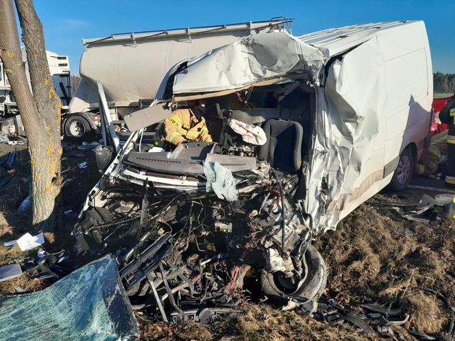 Śmiertelny wypadek pod Opocznem. 39-latek z busa nie przeżył zderzenia z tirem [ZDJĘCIA]