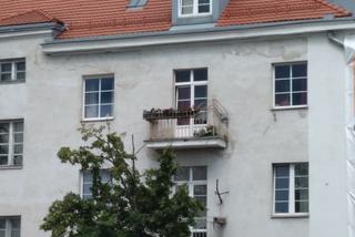 Zdeformowana balustrada balkonu kamienicy przy Powsińskiej. Nietypowy kształt zawdzięcza eksplozji!