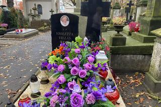 Grób Violetty Villas łatwo przeoczyć. Wielka gwiazda ma skromny nagrobek na Powązkach