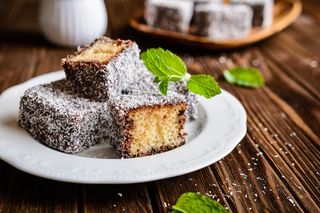Kostka kokosowa. Przepis na niesamowicie smaczne domowe biszkoptowe kokosanki