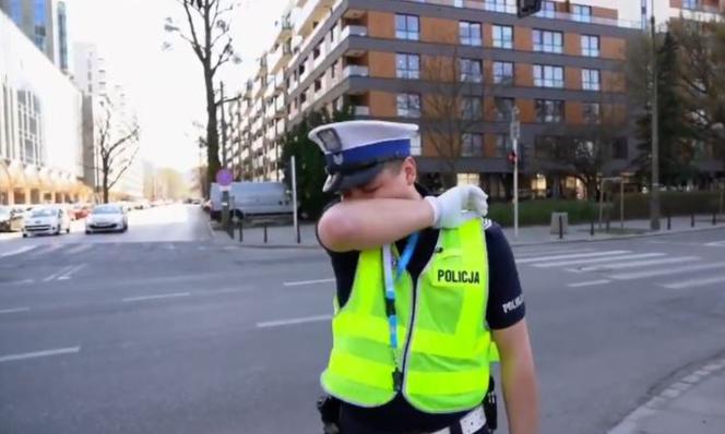 Katar Jana Brzechwy w wykonaniu Komendy Stołecznej Policji. Policjanci edukują przez zabawę [WIDEO]