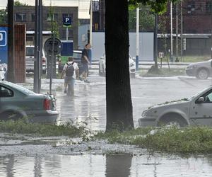 Nawałnica nad Gnieznem. Miasto zalały strumienie wody po ulewie i gradobiciu [ZDJĘCIA].